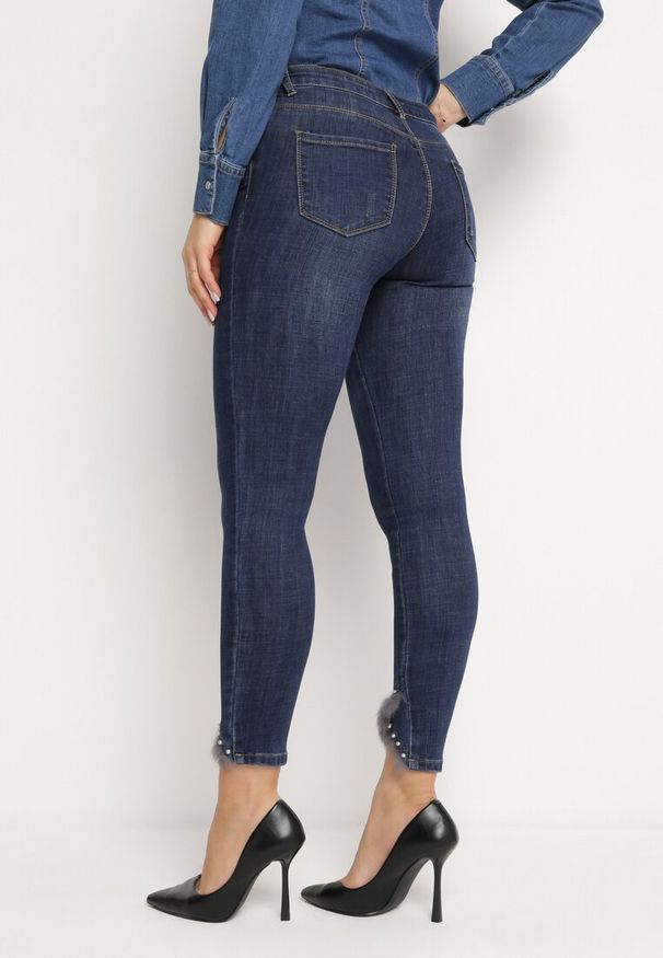 Born2be - Granatowe Jeansy Skinny Ozdobione Futerkiem i Perełkami Onuset. Kolor: niebieski. Wzór: aplikacja
