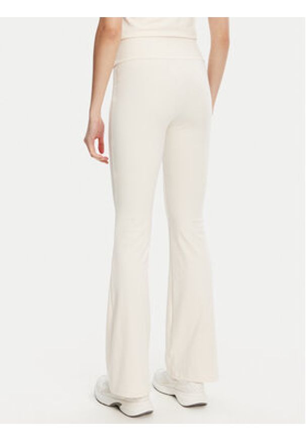 Guess Spodnie dresowe V5RB15 KCD02 Écru Regular Fit. Materiał: syntetyk