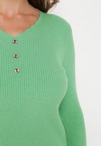 Born2be - Zielony Sweter z Prążkowanej Dzianiny z Guzikami Rlyce. Kolor: zielony. Materiał: dzianina, prążkowany. Wzór: aplikacja #3