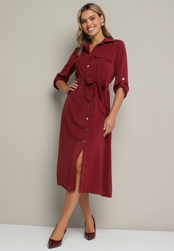 Born2be - Bordowa Koszulowa Sukienka z Eleganckimi Guzikami i Wiązanym Paskiem w Talii Kortella. Okazja: na co dzień, na spotkanie biznesowe. Typ kołnierza: dekolt w serek. Kolor: czerwony. Długość rękawa: długi rękaw. Typ sukienki: koszulowe. Styl: elegancki