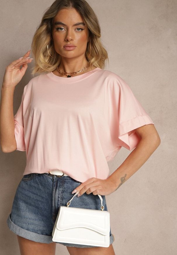 Renee - Jasnoróżowy T-shirt z Wiskozą o Fasonie Nietoperza Tanalitha. Okazja: na co dzień. Kolor: różowy. Materiał: wiskoza. Styl: casual