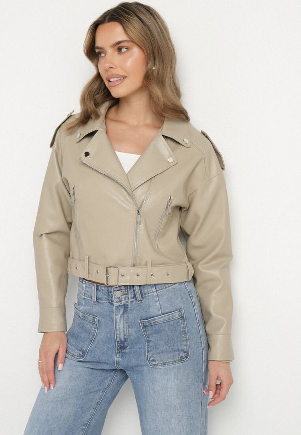 Born2be - Beżowa Kurtka Ramoneska z Klamrami Sesariah. Okazja: na co dzień. Kolor: beżowy. Materiał: jeans. Długość rękawa: krótki rękaw. Długość: krótkie. Sezon: wiosna. Styl: casual, rockowy, elegancki