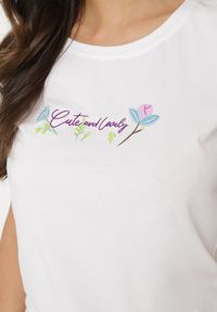 Born2be - Biały Bawełniany T-shirt Ozdobiony Nadrukiem Zarice. Okazja: na co dzień. Kolor: biały. Materiał: bawełna. Wzór: aplikacja, nadruk. Styl: klasyczny, casual #4