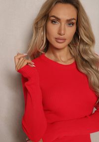 Renee - Czerwona Sweterkowa Sukienka o Dopasowanym Kroju Sartana. Okazja: do pracy. Typ kołnierza: dekolt w łódkę. Kolor: czerwony. Długość rękawa: długi rękaw. Typ sukienki: dopasowane #5
