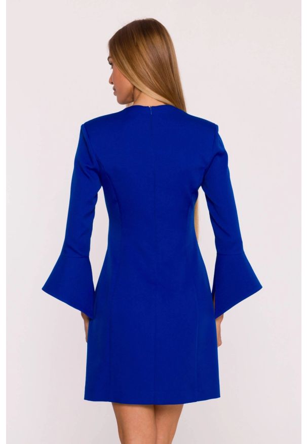 MOE - Elegancka sukienka z szerokimi mankietami dekolt V chabrowa. Okazja: na co dzień, do pracy, na spotkanie biznesowe. Typ kołnierza: dekolt w kształcie V. Kolor: czerwony, niebieski, brązowy. Materiał: tkanina. Wzór: gładki. Typ sukienki: trapezowe, dopasowane, proste. Styl: elegancki. Długość: mini