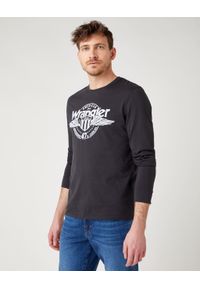 Wrangler - WRANGLER LS AMERICANA TEE MĘSKA KOSZULKA Z DŁUGIM RĘKAWEM FADED BLACK W7J5D3XV6. Długość rękawa: długi rękaw. Długość: długie