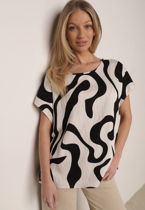 Born2be - Czarna Wiskozowa Bluzka Oversize z Krótkim Rękawem w Abstrakcyjny Wzór Ginedina. Okazja: na co dzień. Kolekcja: plus size. Kolor: czarny. Materiał: wiskoza. Długość rękawa: krótki rękaw. Długość: krótkie. Sezon: lato. Styl: casual, klasyczny