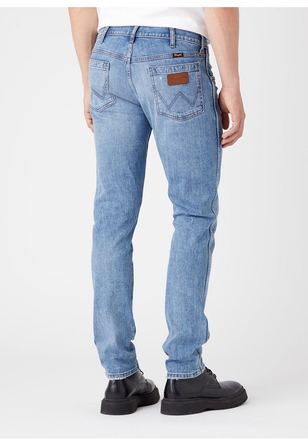 Wrangler - WRANGLER LARSTON MĘSKIE SPODNIE JEANSOWE LIGHT INDIGO W18S59X4E 112324511
