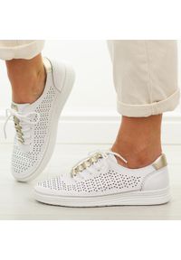 Białe skórzane ażurowe półbuty damskie S.Barski 5992. Okazja: na spacer, na co dzień. Nosek buta: okrągły. Zapięcie: sznurówki. Kolor: biały. Szerokość cholewki: normalna. Wzór: ażurowy. Materiał: skóra. Sezon: wiosna, lato. Styl: casual, elegancki, klasyczny #1