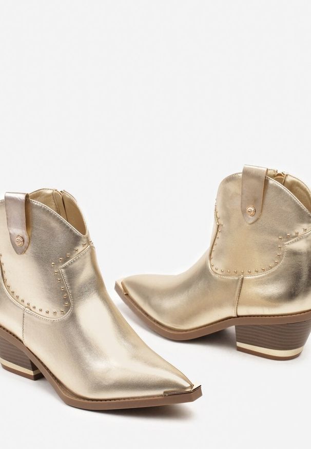 Born2be - Złote Botki Kowbojki na Stożkowym Obcasie z Nitami Nialithrae. Okazja: na co dzień. Kolor: złoty. Materiał: jeans. Obcas: na obcasie. Styl: boho, elegancki, casual. Wysokość obcasa: średni