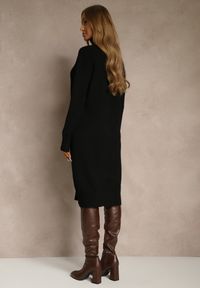 Renee - Czarna Sweterkowa Sukienka z Bawełną i Golfem Reinaria. Okazja: na co dzień. Typ kołnierza: golf. Kolor: czarny. Materiał: bawełna. Styl: casual #2