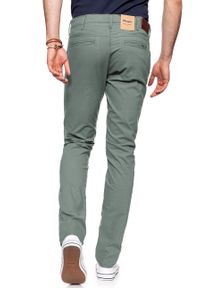 Wrangler - WRANGLER SPODNIE MĘSKIE LARSTON DUSTY OLIVE W18SGJ275. Wzór: moro. Sezon: lato. Styl: militarny, klasyczny #5