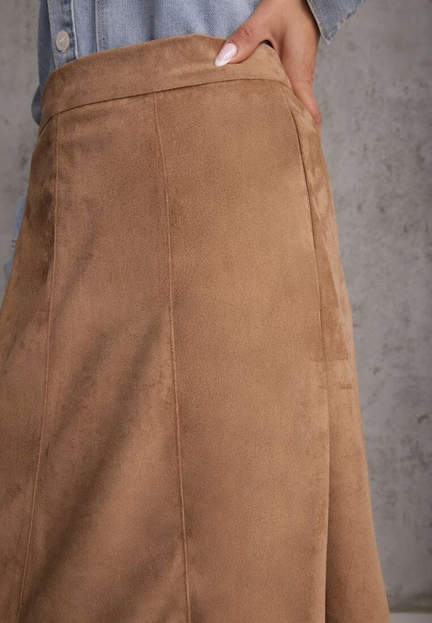 Renee - Beżowa Gładka Spódnica z Imitacji Zamszu o Rozkloszowanym Kroju Nettia. Kolor: beżowy. Materiał: zamsz. Wzór: gładki