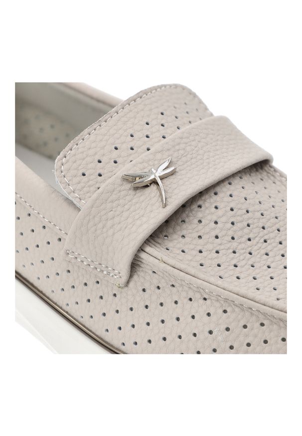 Mokasyny damskie Vinceza, cholewka ze skóry naturalnej licowej wsuwany fason typu loafers, szare, 93221. Okazja: na co dzień. Kolor: szary. Materiał: skóra. Szerokość cholewki: normalna. Wzór: ażurowy, aplikacja. Styl: casual, klasyczny, elegancki