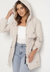 Born2be - Jasnobeżowa Klasyczna Kurtka Parka z Kapturem i Ściągaczem w Talii Tulasira. Okazja: na co dzień. Typ kołnierza: kaptur. Kolor: beżowy. Materiał: jeans. Styl: klasyczny