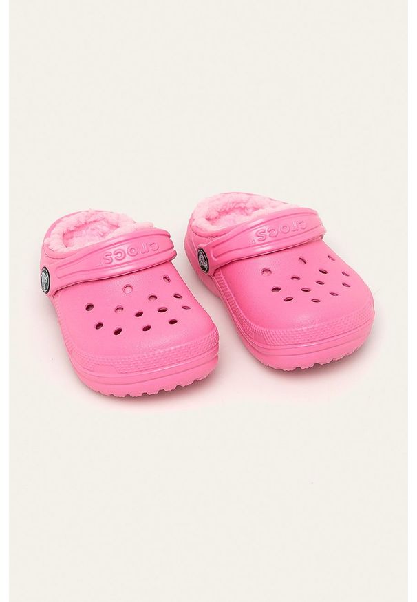 Crocs - Klapki dziecięce. Kolor: różowy. Materiał: materiał. Wzór: gładki