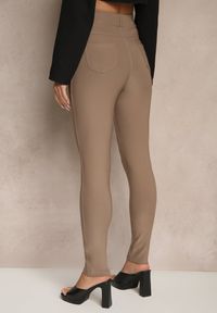 Renee - Jasnobrązowe Spodnie Typu Skinny High Waist Ozdobione Cyrkoniami Lavilara. Okazja: na co dzień. Stan: podwyższony. Kolor: brązowy. Wzór: aplikacja. Styl: elegancki, casual #3