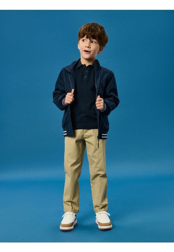 Sinsay - Jeansy chino slim fit - beżowy. Kolor: beżowy