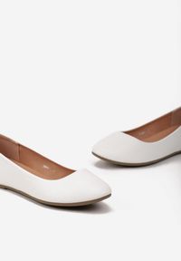 Born2be - Białe Balerinki Ikolevia. Nosek buta: okrągły. Kolor: biały. Sezon: lato. Obcas: na koturnie. Styl: klasyczny. Wysokość obcasa: średni