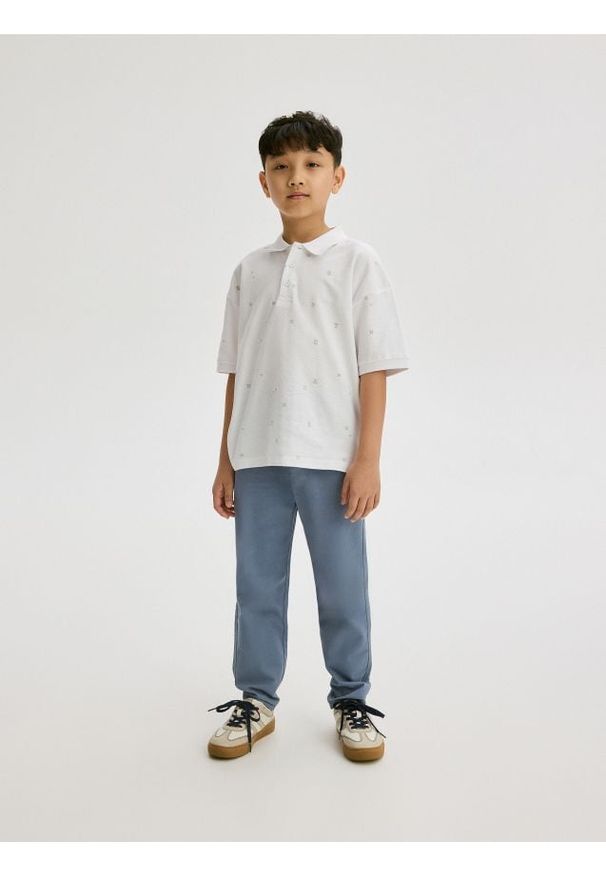 Reserved - Spodnie chino regular fit - granatowy. Kolor: niebieski. Materiał: tkanina, bawełna