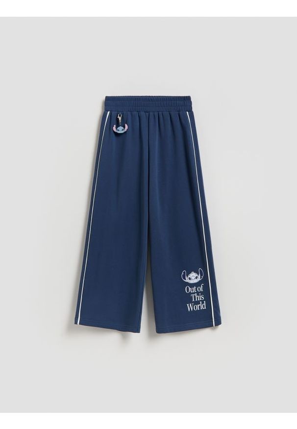 Reserved - Spodnie z breloczkiem Lilo i Stitch - granatowy. Kolor: niebieski. Materiał: dzianina, bawełna, dresówka