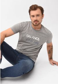 Volcano - T-shirt z napisem, Comfort Fit, T-BALANCE. Okazja: na co dzień. Kolekcja: plus size. Kolor: szary. Materiał: jeans, bawełna. Długość rękawa: krótki rękaw. Długość: krótkie. Wzór: napisy. Styl: casual