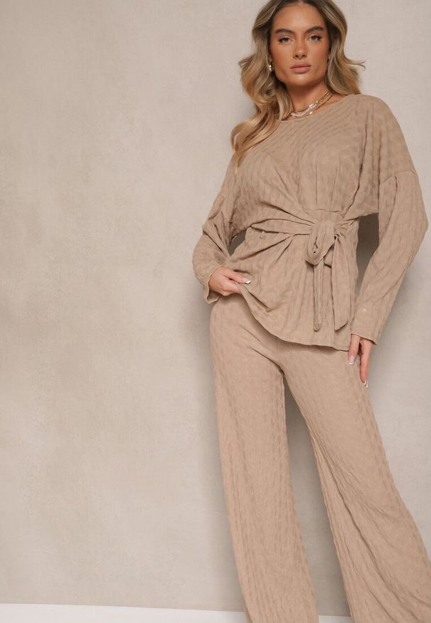 Renee - Jasnobrązowy Komplet Spodnie o Szerokim Kroju i Bluzka z Wiązaniem w Talii Dilinne. Kolor: brązowy. Materiał: jeans
