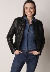 Born2be - Czarna Przejściowa Kurtka Taliowana Ramoneska bez Kołnierzyka Nissanea. Okazja: na co dzień. Typ kołnierza: bez kołnierzyka. Kolor: czarny. Materiał: poliester. Styl: casual, klasyczny #1