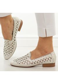 Białe skórzane półbuty damskie Jezzi Ol50-1. Okazja: na co dzień. Nosek buta: okrągły. Kolor: biały. Szerokość cholewki: normalna. Wzór: ażurowy, aplikacja. Materiał: skóra. Sezon: wiosna, lato. Obcas: na obcasie. Styl: casual, elegancki, klasyczny, wizytowy. Wysokość obcasa: niski #1