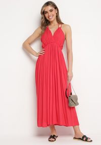 Born2be - Czerwona Sukienka Wiskozowa Rozkloszowana z Wiązaniem na Szyi Frines. Okazja: na imprezę. Kolor: czerwony. Materiał: wiskoza. Wzór: aplikacja. Sezon: lato. Typ sukienki: rozkloszowane. Styl: elegancki #7