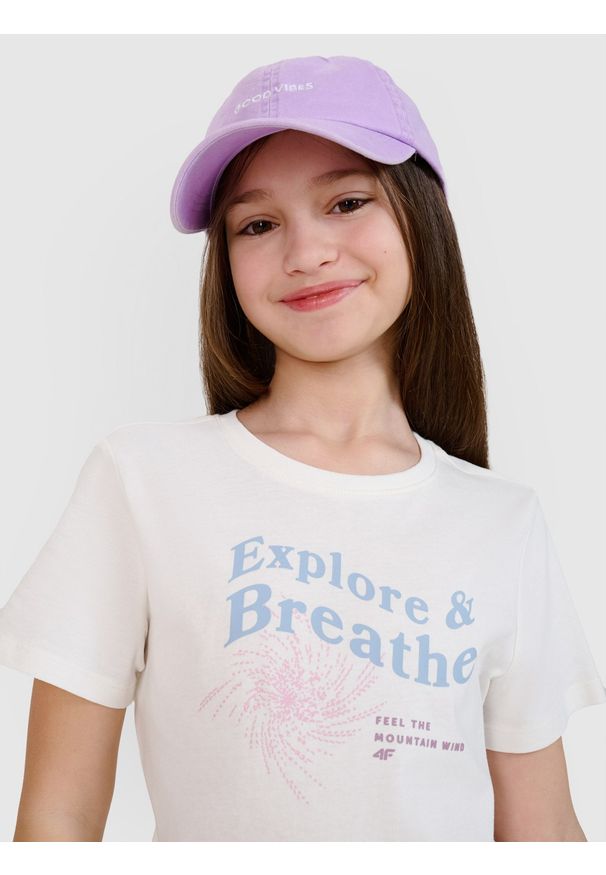 4f - 4F T-shirt regular z nadrukiem dziewczęcy - biały 128 (7-8 lat). Okazja: na co dzień. Kolor: biały. Materiał: dzianina, jersey, bawełna. Długość rękawa: krótki rękaw. Długość: krótkie. Wzór: nadruk. Sezon: lato. Styl: casual, klasyczny, sportowy