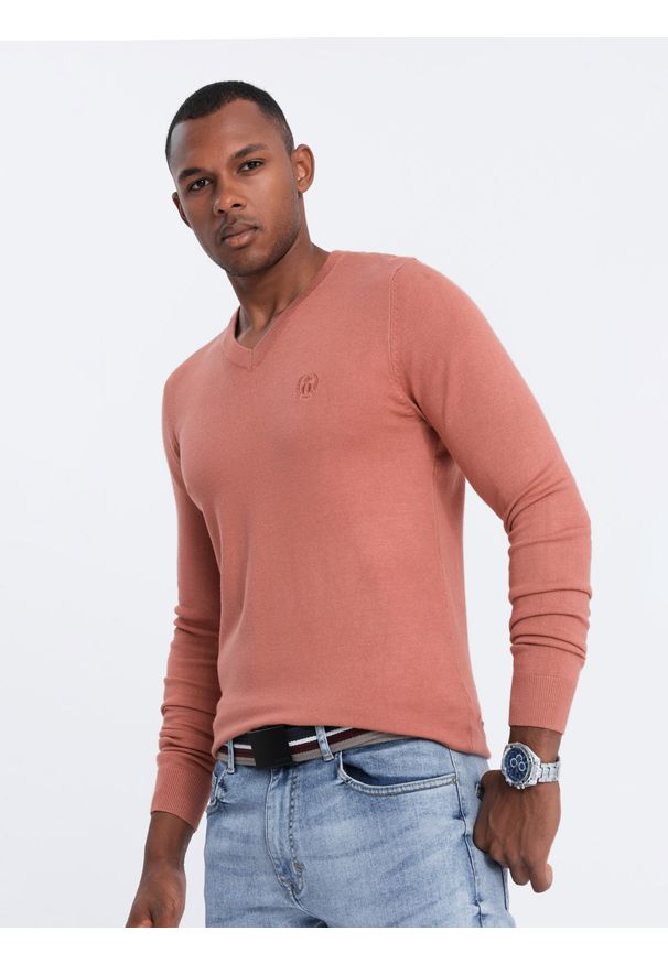 Ombre Clothing - Sweter męski z haftem - różowy V18 - Rozmiar: XXL. Kolor: różowy. Materiał: nylon, wiskoza, materiał, dzianina. Wzór: haft. Styl: klasyczny, elegancki