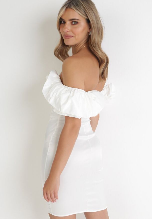 Born2be - Biała Satynowa Sukienka Dopasowana z Bufiastym Rękawem Suse. Kolor: biały. Materiał: satyna