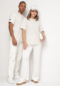 Born2be - Jasnobeżowa Koszulka o Klasycznym Kroju z Tłoczonym Napisem Voetia. Okazja: na co dzień. Kolor: beżowy. Materiał: jeans. Wzór: napisy. Styl: klasyczny
