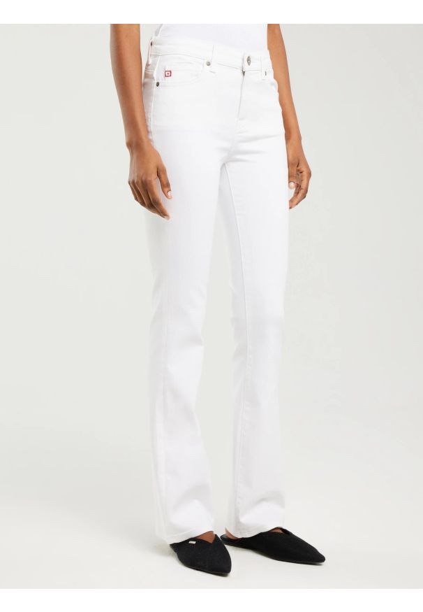 Big-Star - Jeansy damskie białe Adela Bootcut 814. Kolor: biały. Długość: krótkie