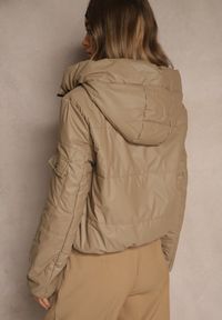 Renee - Jasnobrązowa Klasyczna Kurtka z Pikowanymi Przeszyciami i Kapturem Tuliena. Okazja: na spacer. Kolor: brązowy. Materiał: jeans. Styl: klasyczny #5