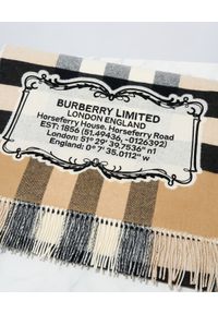 Burberry - BURBERRY - Kaszmirowy szalik w kratkę. Kolor: beżowy. Materiał: kaszmir. Wzór: kratka. Styl: vintage #5