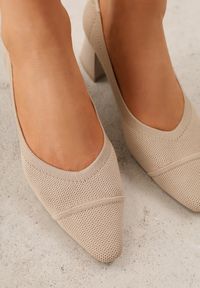 Born2be - Ciemnobeżowe Dzianinowe Czółenka VICES na Niskim Słupku z Miękkim Zapiętkiem i Wkładką Soft-Step Kaleana. Okazja: na spotkanie biznesowe, na co dzień. Kolor: beżowy. Materiał: dzianina. Obcas: na słupku. Styl: elegancki, biznesowy, klasyczny, casual #7