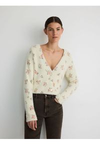 Reserved - Kardigan w kwiaty - kremowy. Kolor: kremowy. Materiał: dzianina. Wzór: kwiaty #1