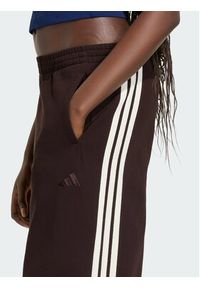 Adidas - adidas Spodnie dresowe 3-Stripes KW7703 Brązowy ciemny Wide Leg. Kolor: brązowy. Materiał: bawełna #2