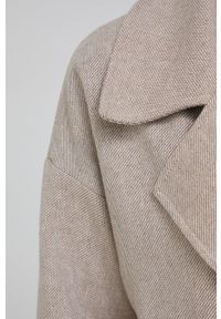 Answear Lab płaszcz damski kolor beżowy przejściowy dwurzędowy. Kolor: beżowy. Materiał: materiał. Styl: wakacyjny #5