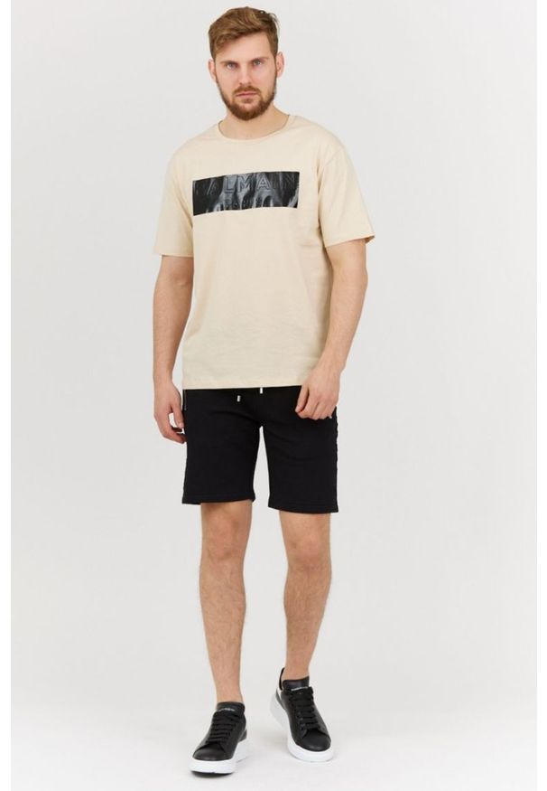 Balmain - BALMAIN Beżowy t-shirt męski z aplikacją z logo. Kolor: beżowy. Materiał: prążkowany. Wzór: aplikacja
