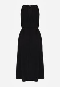 Renee - Czarna Sukienka Bez Rękawów z Wiskozy z Ozdobnym Dekoltem i Wiązaniem w Talii Azeira. Okazja: na co dzień. Kolekcja: plus size. Kolor: czarny. Materiał: wiskoza. Długość rękawa: bez rękawów. Typ sukienki: dla puszystych. Styl: casual #4