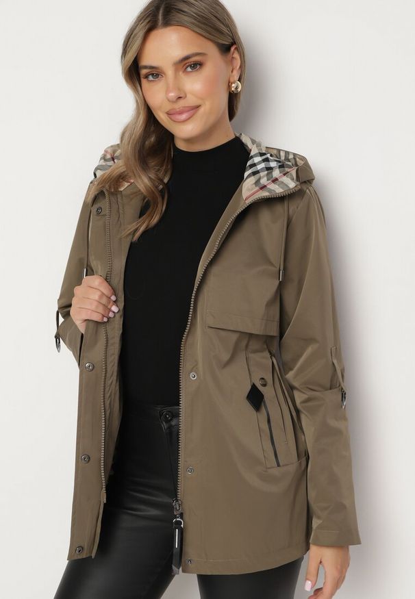 Born2be - Ciemnozielona Kurtka Parka z Kapturem i Kieszeniami z Możliwością Ściągnięcia w Talii Kailisse. Okazja: na co dzień. Typ kołnierza: kaptur. Kolor: zielony. Materiał: jeans. Styl: casual, klasyczny