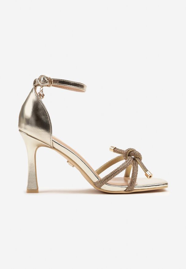 Born2be - Złote Sandały Vices Ozdobione Cyrkoniami Eralirea. Okazja: na spacer. Zapięcie: sprzączka. Kolor: złoty. Wzór: aplikacja. Sezon: lato. Obcas: na obcasie. Styl: klasyczny, elegancki. Wysokość obcasa: wysoki