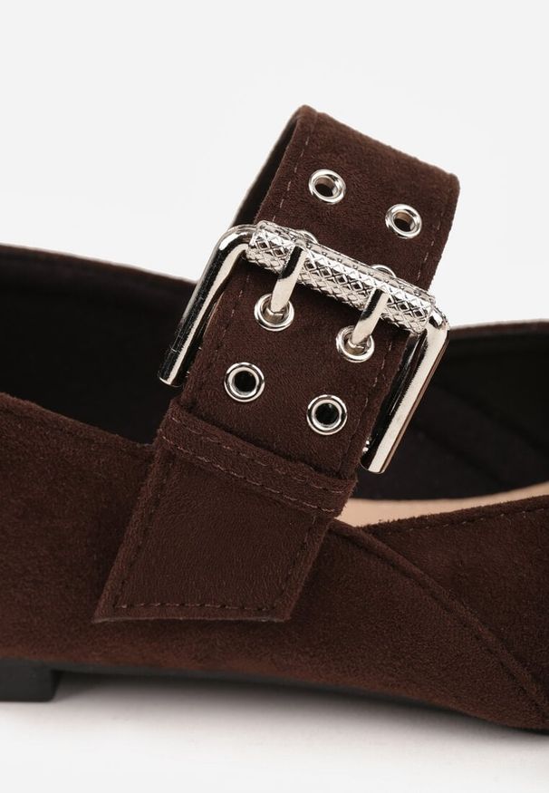 Renee - Ciemnobrązowe Balerinki Vices w Stylu Mary Jane ze Skórzaną Wkładką Rilaneia. Okazja: na co dzień. Kolor: brązowy. Materiał: skóra. Wzór: grochy. Styl: casual, klasyczny