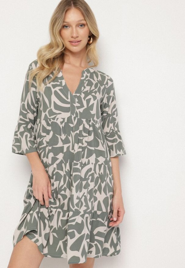 Born2be - Ciemnozielona Wiskozowa Rozkloszowana Sukienka z Abstrakcyjnym Wzorem Liracalia. Okazja: na co dzień. Kolor: zielony. Materiał: wiskoza. Styl: elegancki, casual