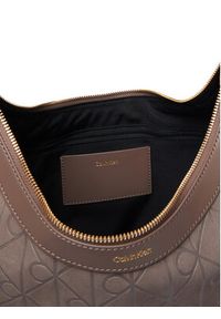 Calvin Klein Torebka Emblem Aop Sueded M Shoulder Bag LV04F3881G Beżowy. Kolor: beżowy. Materiał: skórzane #5
