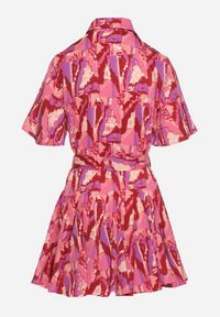 Born2be - Różowa Koszulowa Sukienka w Abstrakcyjny Print Wiązana w Talii z Rozkloszowanym Dołem Ebiara. Okazja: do pracy, na co dzień. Kolor: różowy. Materiał: jeans. Wzór: nadruk. Typ sukienki: koszulowe. Styl: klasyczny, casual, elegancki #5
