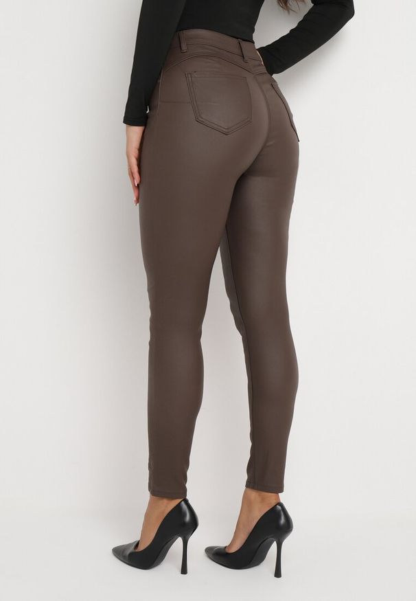 Born2be - Brązowe Spodnie Skinny z Imitacji Skóry Awileda. Okazja: na spotkanie biznesowe, do pracy. Stan: podwyższony. Kolor: brązowy. Materiał: skóra. Styl: elegancki, rockowy, biznesowy